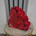 Aranjament cu trandafiri în cutie în formă de inimioară