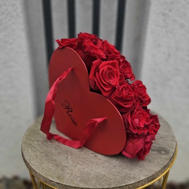 Aranjament cu trandafiri în cutie în formă de inimioară