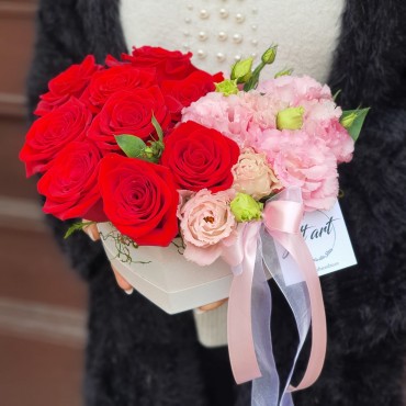 Aranjament cu flori roșii și roz în cutie inimă