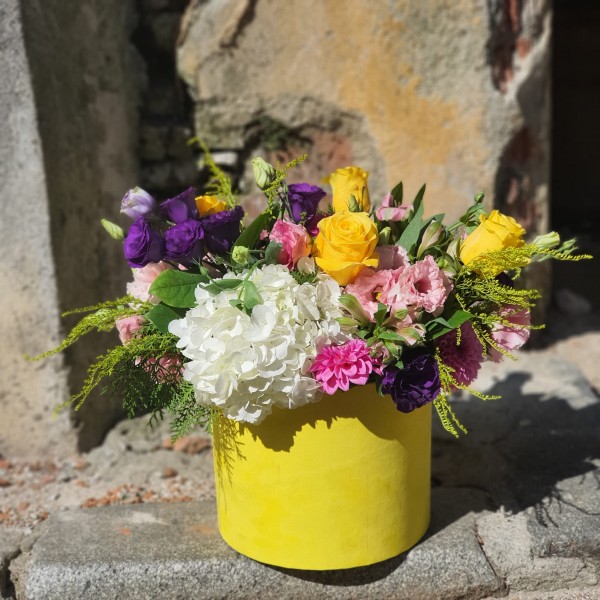 Aranjament cu flori colorate