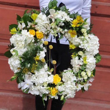 Coroană funerară cu flori albe și galbene