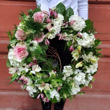 Coroană funerară cu flori pastelate