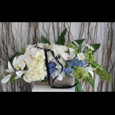 Aranjament funerar cu flori albe și albastre