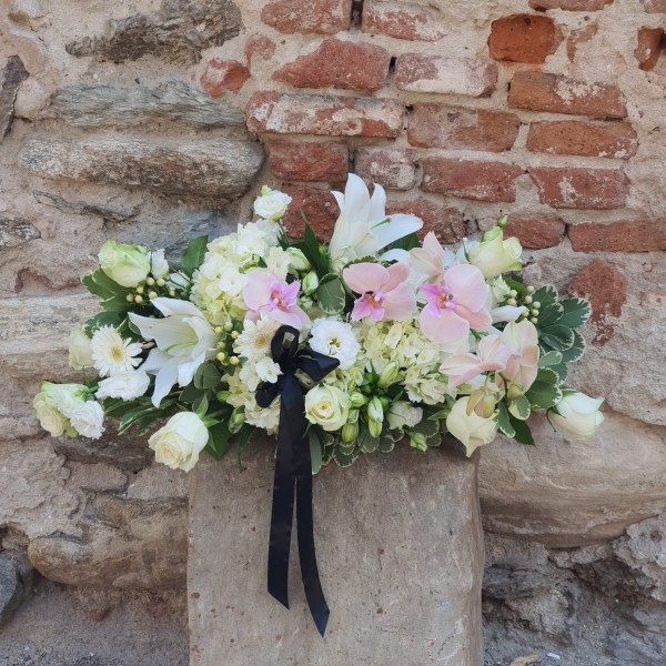 Aranjament funerar cu flori albe și roz