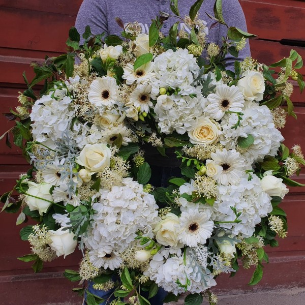 Coroană funerară cu diverse flori albe