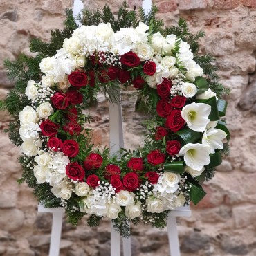 Coroană funerară cu flori albe și roșii
