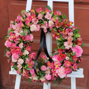 Coroană funerară cu flori roz