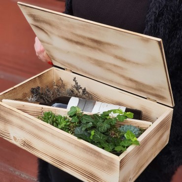 Cutie de lemn cu vin și plante