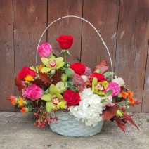 Aranjament în coș cu flori colorate