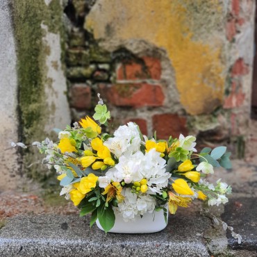 Aranjament cu flori albe și galbene