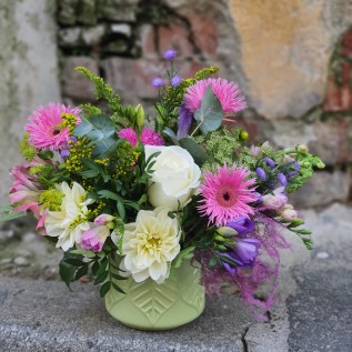 Aranjament cu flori pastelate în vas ceramic