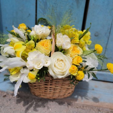 Aranjament în coș cu flori albe și galbene