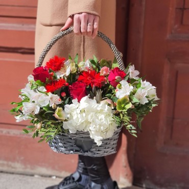 Aranjament în coș cu flori albe și roșii