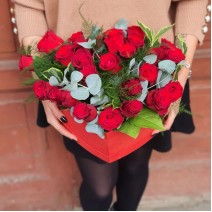 Aranjament 26 trandafiri rosii în cutie inimă