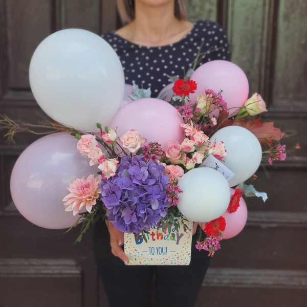 Surpriză cu flori și baloane