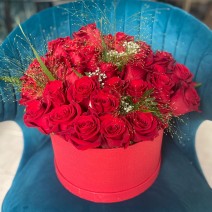 Aranjament cu 35 de trandafiri rosii