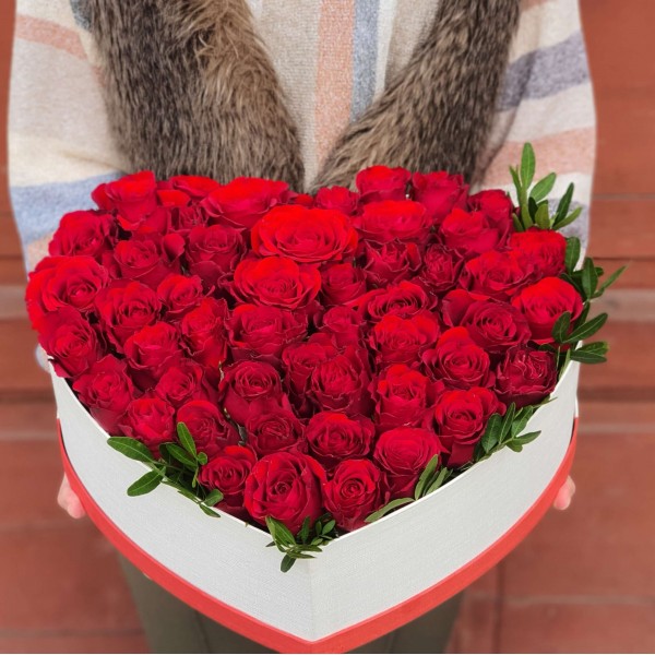 Aranjament 50 trandafiri rosii in cutie inimă