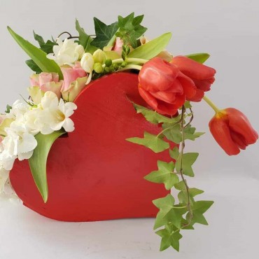 Aranjament cu flori de primavara în cutie în formă de inimioară