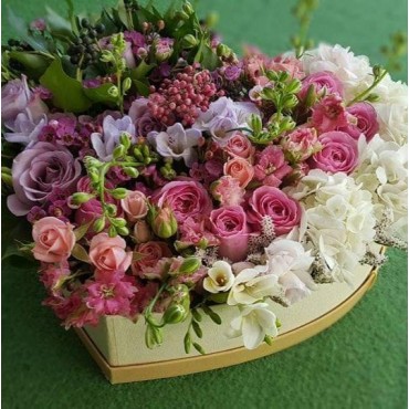 Aranjament cu trandafiri si flori pastelate in cutie inimă