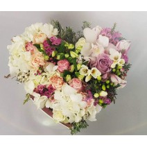 Aranjament cu flori pastelate in cutie inimă