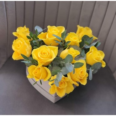 Aranjament cu trandafiri galbeni in cutie inimă