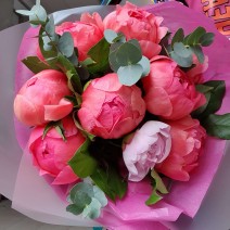 Buchet cu bujori roz si coray